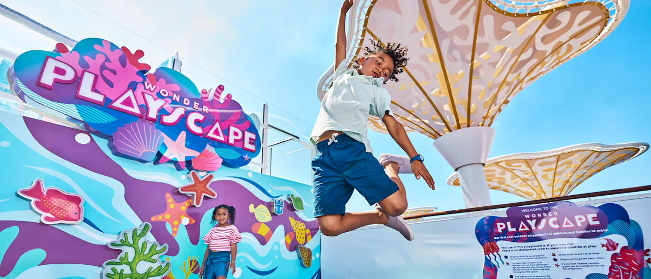 Kinderen vermaken zich in het Wonder Playscape