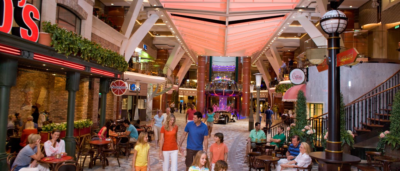 Maak een wandeling langs winkels, bars en restaurants aan de Royal Promenade.