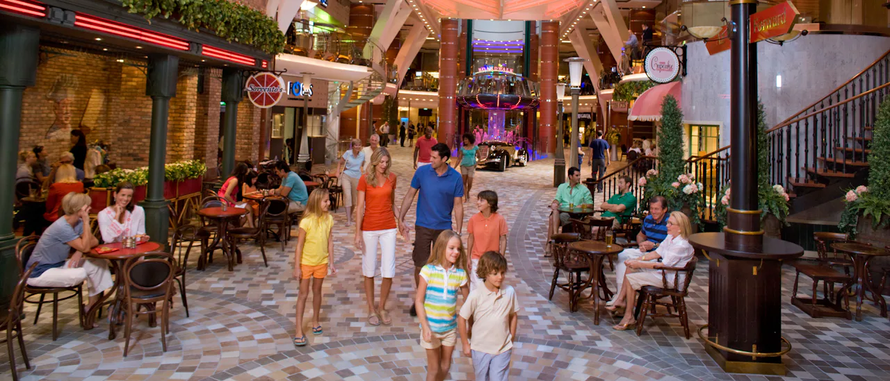 Maak een wandeling langs winkels, bars en restaurants aan de Royal Promenade.
