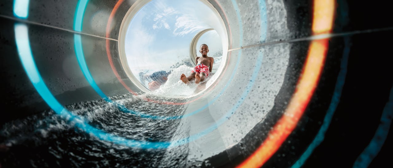 Vlieg naar beneden in de 'Perfect Storm' waterglijbaan