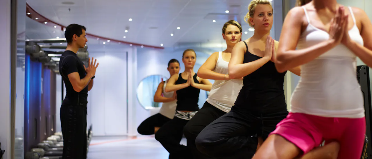 Een yogales in het fitnesscentrum.