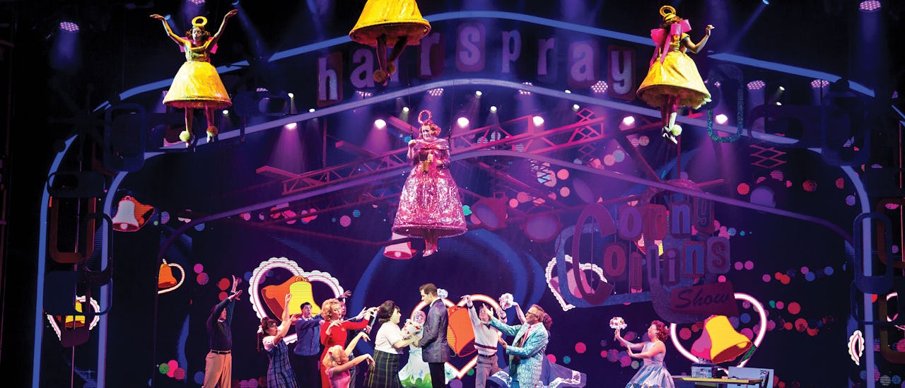 Geniet van een 90 minuten durende swingende en waanzinnige theatershow van Hairspray.