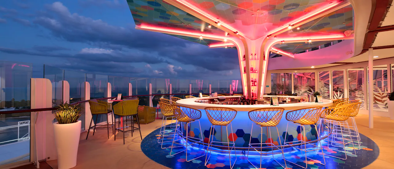 Geniet van een cocktail in The Vue Bar - de bar heeft een kleurrijk mozaïek baldakijn dak dat schittert bij zonsondergang.