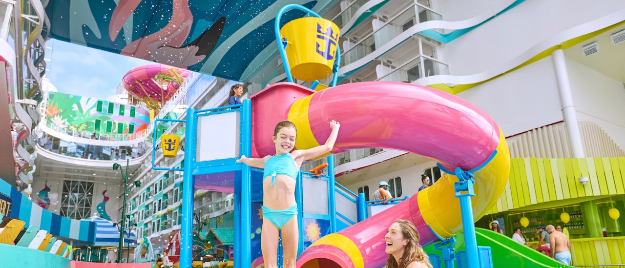 Splashaway Bay en Baby Bay in Surfside wachten op je, met een draaimolen, arcadegames en kinderclubs