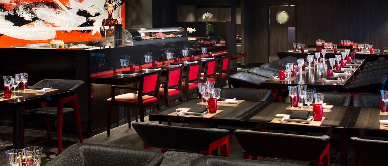 Het Izumi Teppanyaki Restaurant heeft à la carte hibachi, teppanyaki en een sushimenu