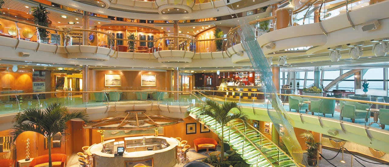Het Atrium - het hart van het schip.