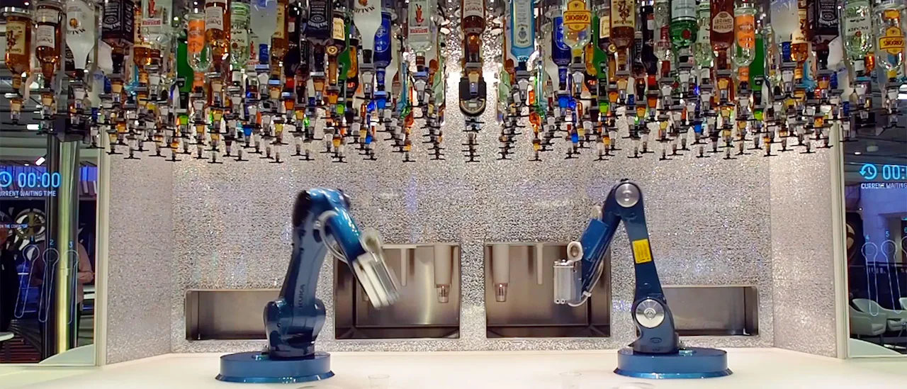 Je drankjes worden gemixt door een robot in de Bionic Bar.