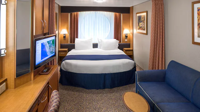 Comfortabele cruisehut met tweepersoonsbed, zithoek, televisie en raam met natuurlijk licht