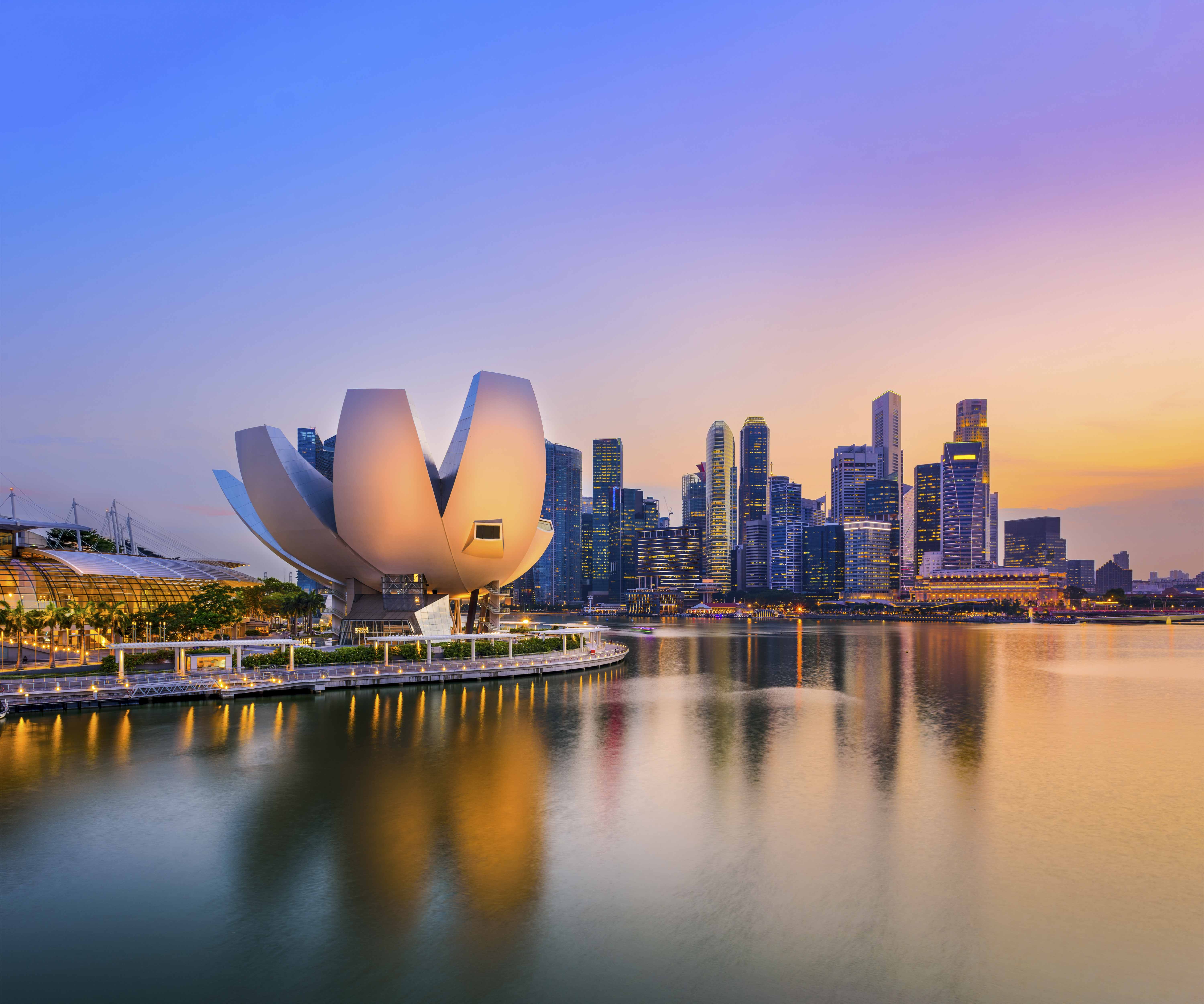 Adembenemend uitzicht in Singapore, met vooraan het ArtScience Museum