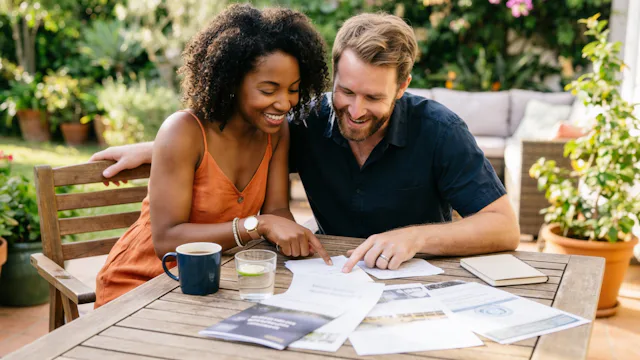 Stel maakt in hun tuin samen plannen voor hun cruise.