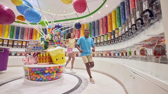IC, Icon of the Seas, kids exploring Sugar Beach, kids, teens running in Sugar Beach shop, family fun, sweets, candy.