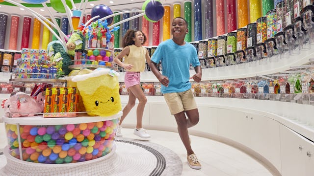 IC, Icon of the Seas, kids exploring Sugar Beach, kids, teens running in Sugar Beach shop, family fun, sweets, candy.