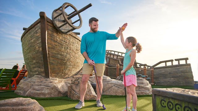 Playing minigolf at the Lost Dunes in Thrill Island, Icon of the Seas.