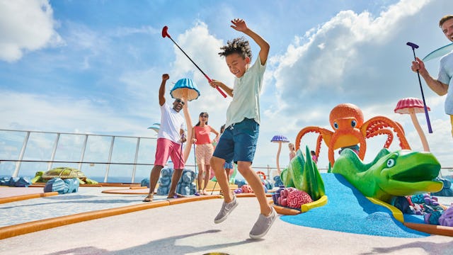 Playing minigolf at the Lost Dunes in Thrill Island, Icon of the Seas.
