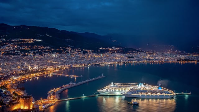 Een cruise in een jachthaven.