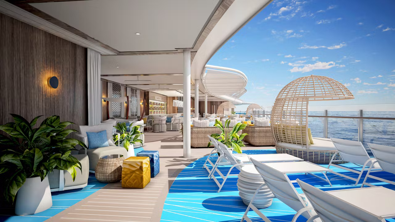 Luxe buitenruimte op een cruiseschip met ligbedden, zitplekken, veel groen en uitzicht over zee onder een heldere blauwe lucht. 