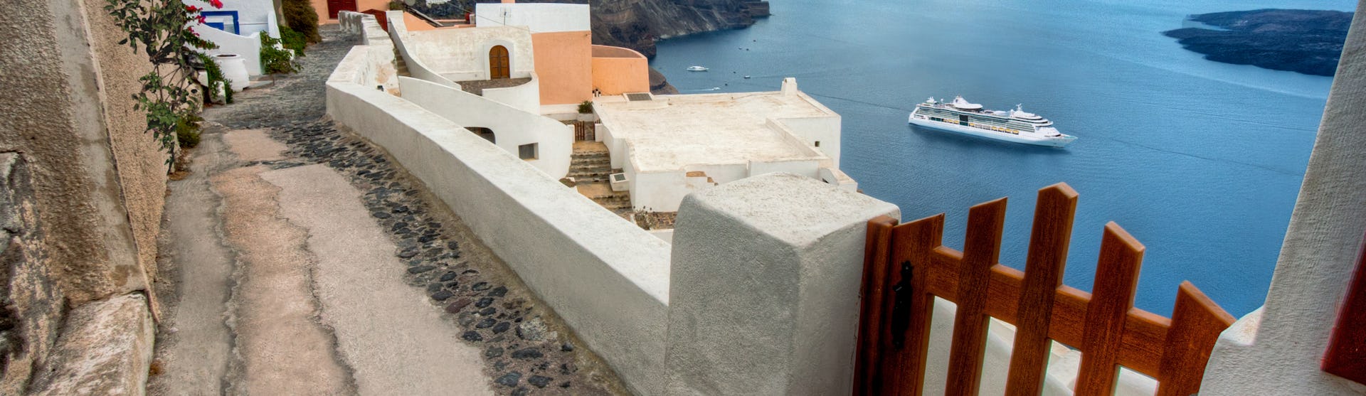Pad door de straten van Santorini, Griekenland