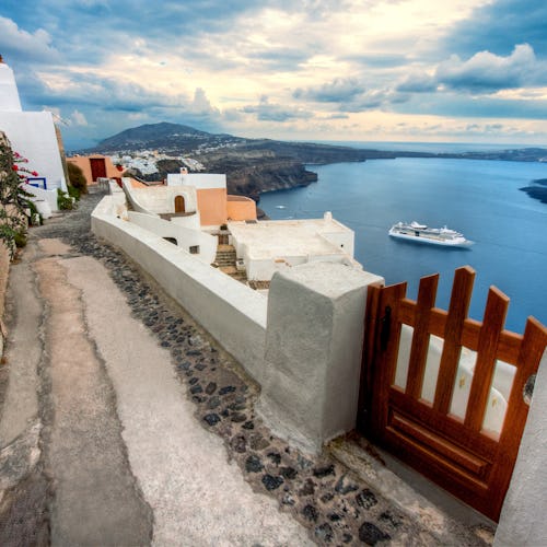 Pad door de straten van Santorini, Griekenland