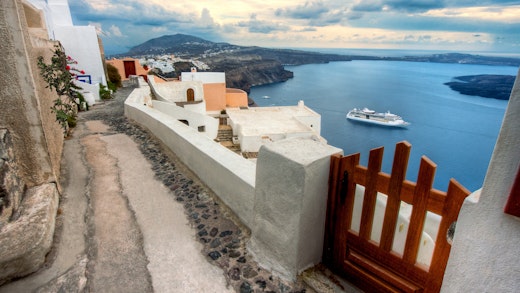 Pad door de straten van Santorini, Griekenland