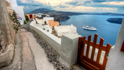 Pad door de straten van Santorini, Griekenland