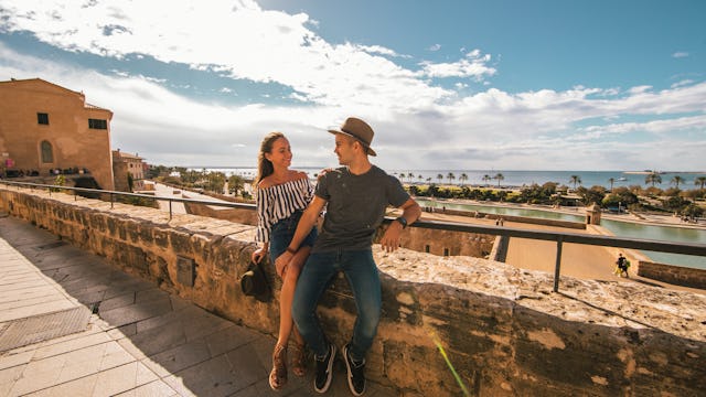 Koppel geniet van het heerlijke Mallorca, waar ze net hebben aangemeerd