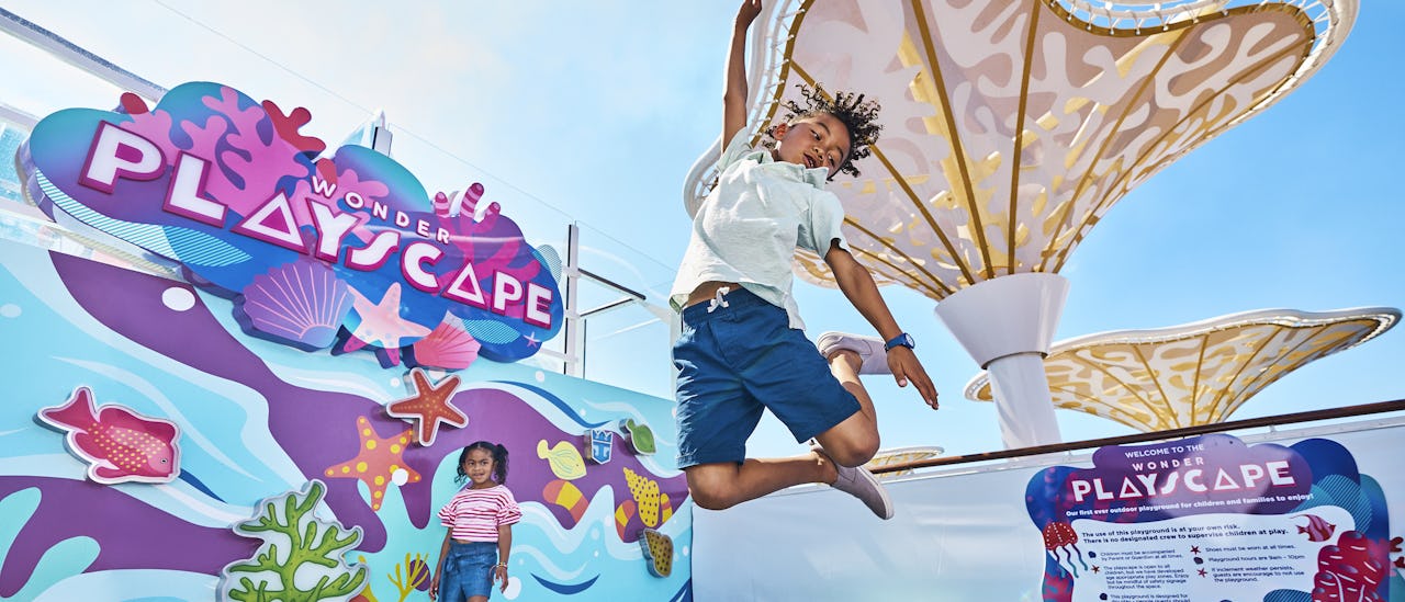 Kinderen vermaken zich in het Wonder Playscape