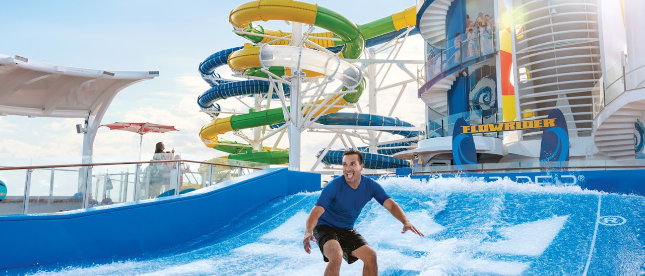 De Flowrider surfsimulator en op de achtergrond de Perfect Storm waterglijbaan.