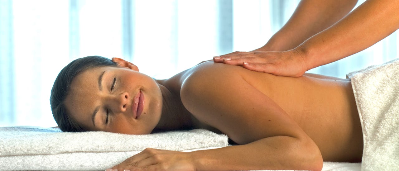 Trakteer jezelf op een massage in de spa.