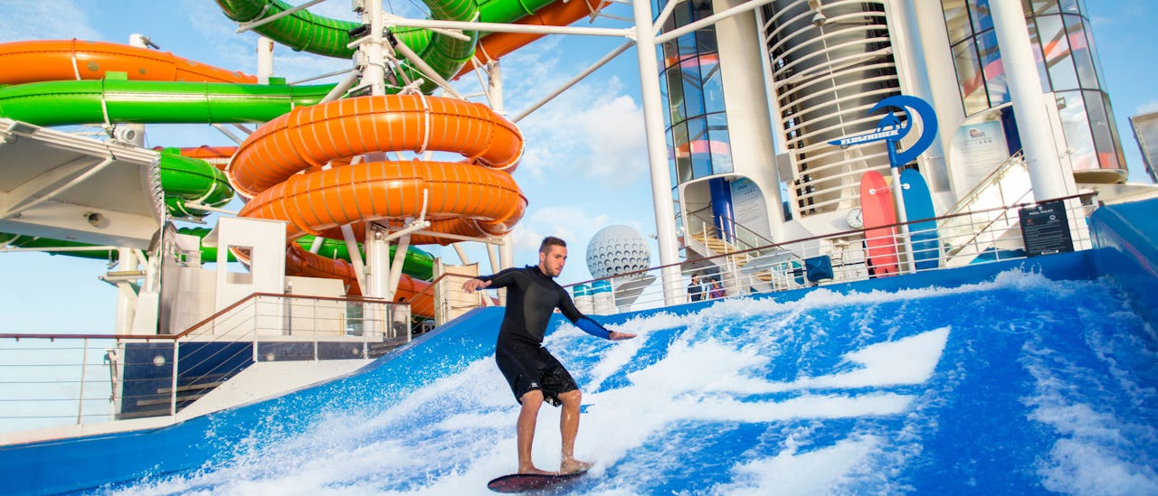 De Flowrider surfsimulator en op de achtergrond de Perfect Storm waterglijbaan.