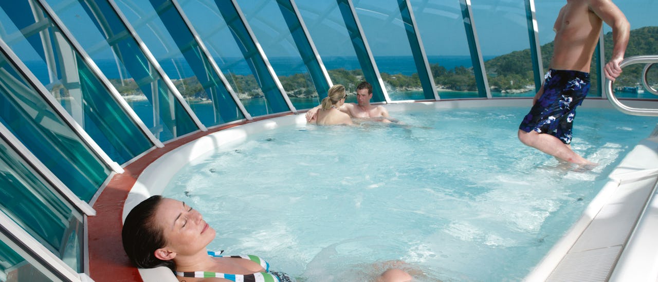 Ontspan in de jacuzzi die buiten, 36 meter boven zeeniveau, het schip hangt.