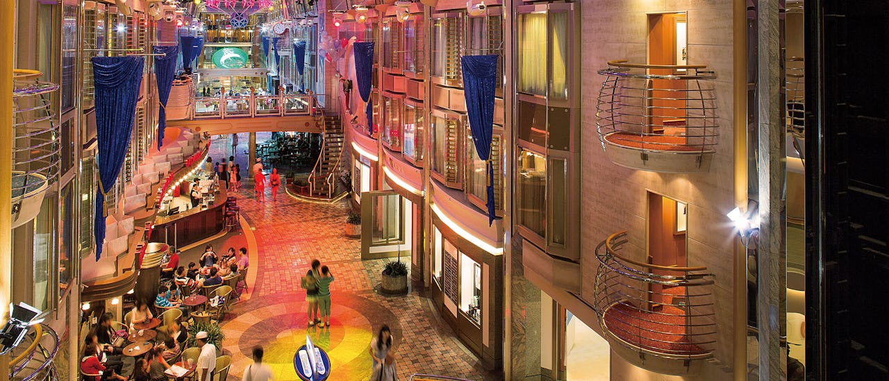 Maak een wandeling langs winkels, bars en restaurants aan de Royal Promenade.