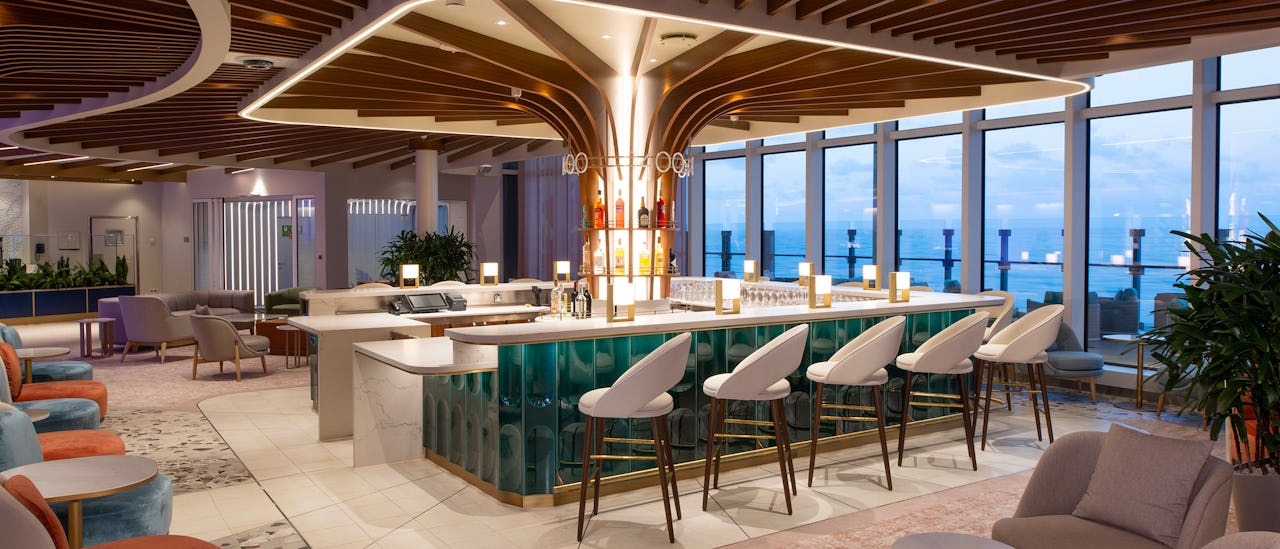 Geniet van een cocktail in The Vue Bar - de bar heeft een kleurrijk mozaïek baldakijn dak dat schittert bij zonsondergang
