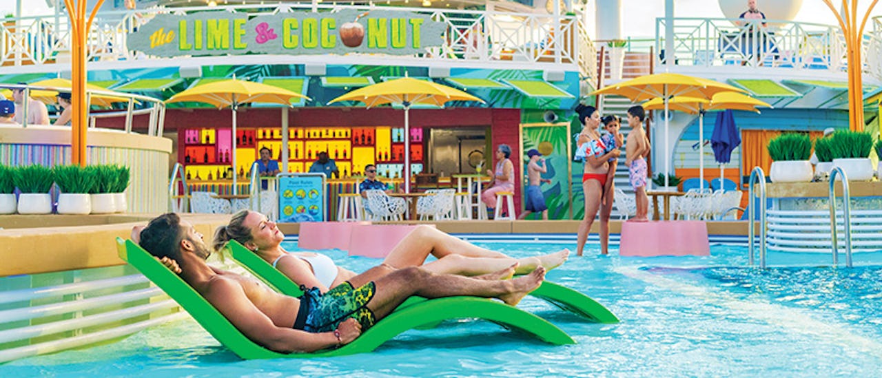 The Lime and Coconut verhoogt de vakantie sfeer met tropische cocktails, livemuziek en een bruisende sfeer