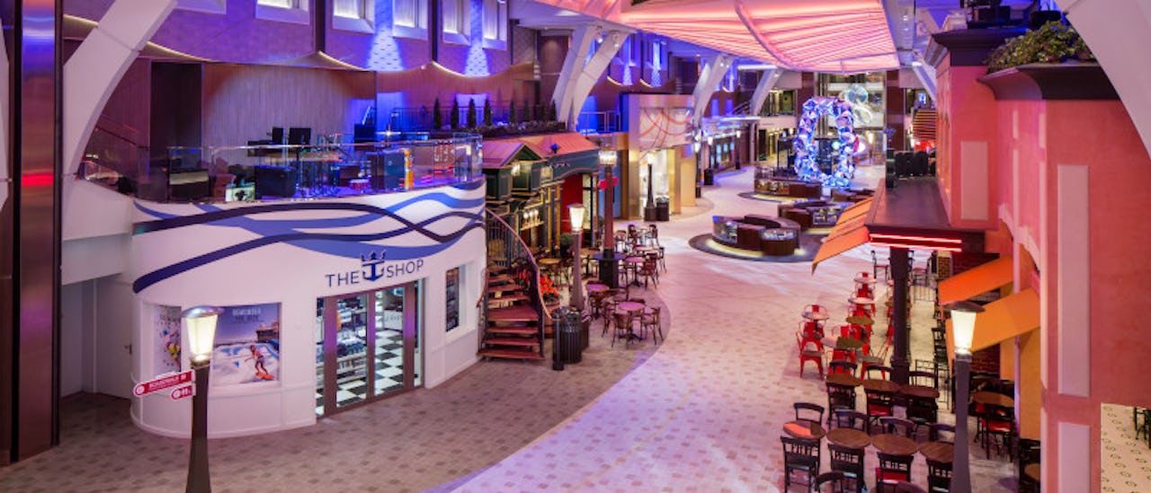 Maak een wandeling langs winkels, bars en restaurants aan de Royal Promenade.