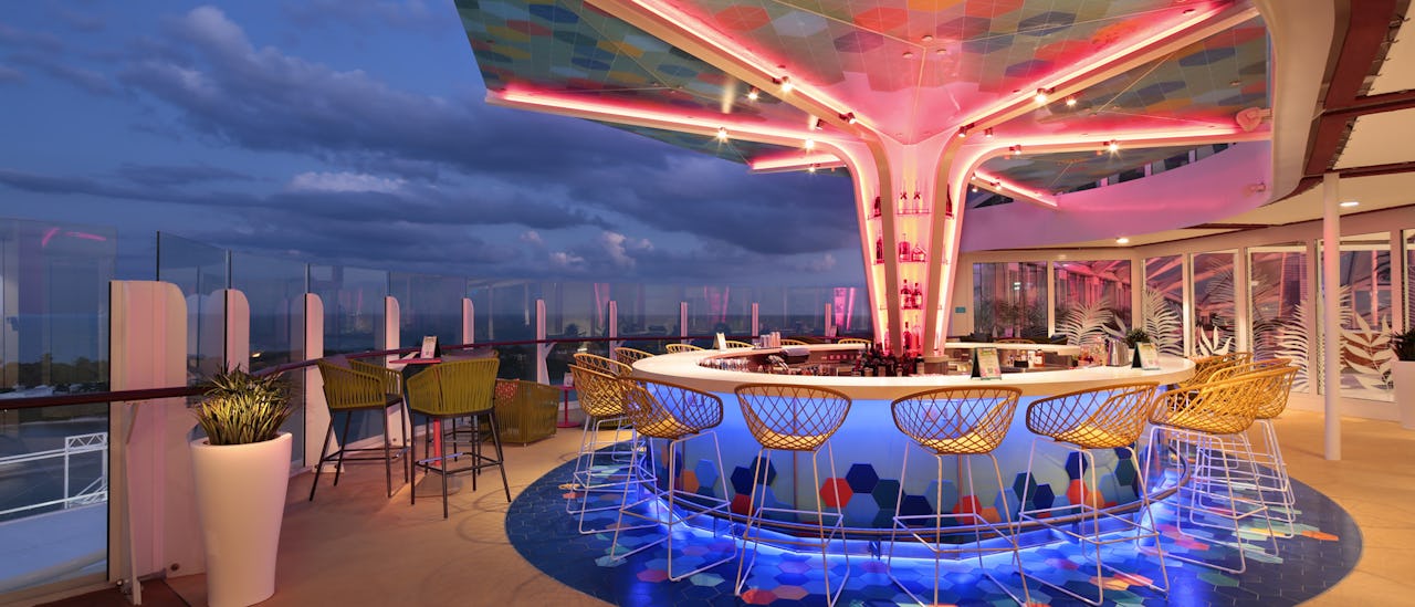 Geniet van een cocktail in The Vue Bar - de bar heeft een kleurrijk mozaïek baldakijn dak dat schittert bij zonsondergang.