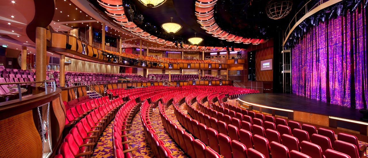 Het theater met 1394 comfortabele stoelen.