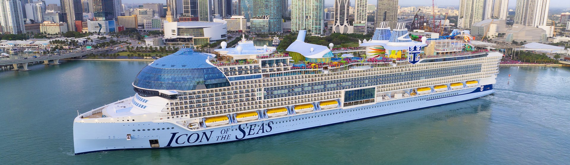 Icon of the Seas cruiseschip vaart weg in Miami (boven-, zijaanzicht)