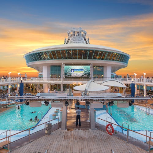 Zwembadaanzicht bovendek Adventure of the Seas